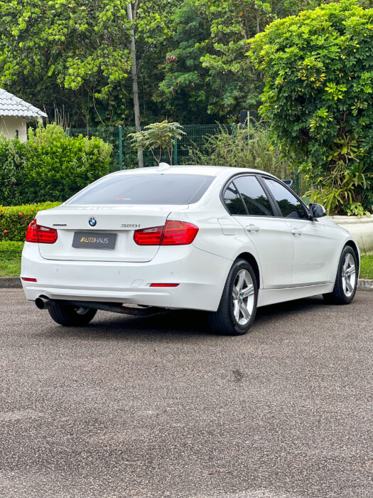 BMW 320i 2015 completo