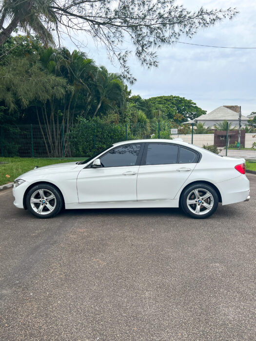 BMW 320i 2015 completo